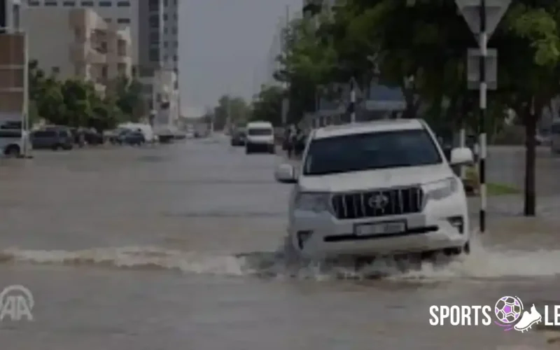 أمطار غزيرة وسيول تجتاح 3 أحياء بجدة 2025